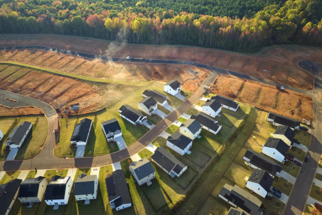 Widok z góry na nowe osiedle domów jednorodzinnych i plac budowy