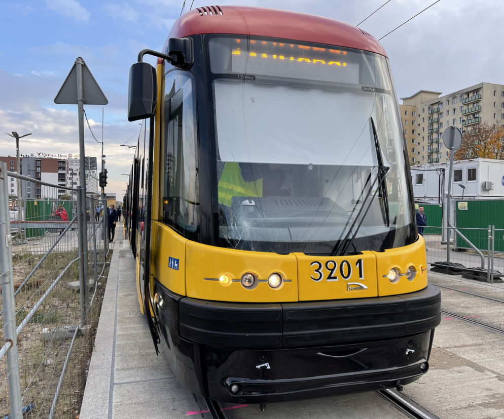 Tramwaj wjechał w kobietę na przejściu. Potrącenie na torach na Rembielińskiej
