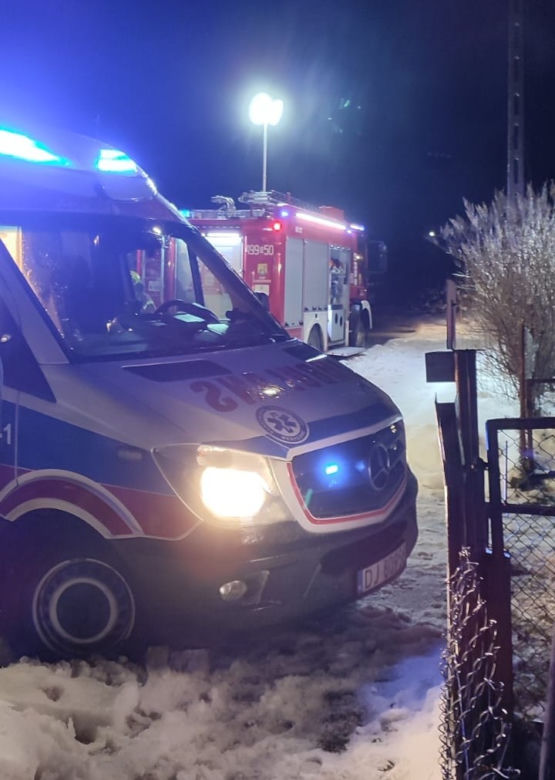 Samochód spadł z lewarka i przygniótł mężczyznę