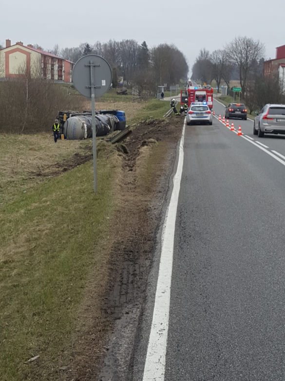 Cysterna z płynnym asfaltem wypadła z drogi