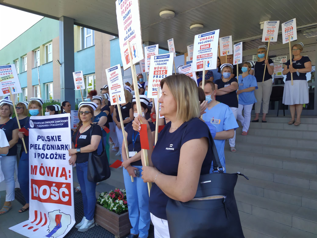 Protest pielęgniarek i położnych pod Mazowieckim Szpitalem Wojewódzkim w Siedlcach - 07.06.2021