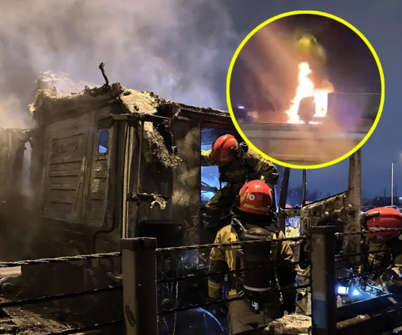 Potężny pożar ciężarówki. 22 strażaków na miejscu, policja zablokowała most