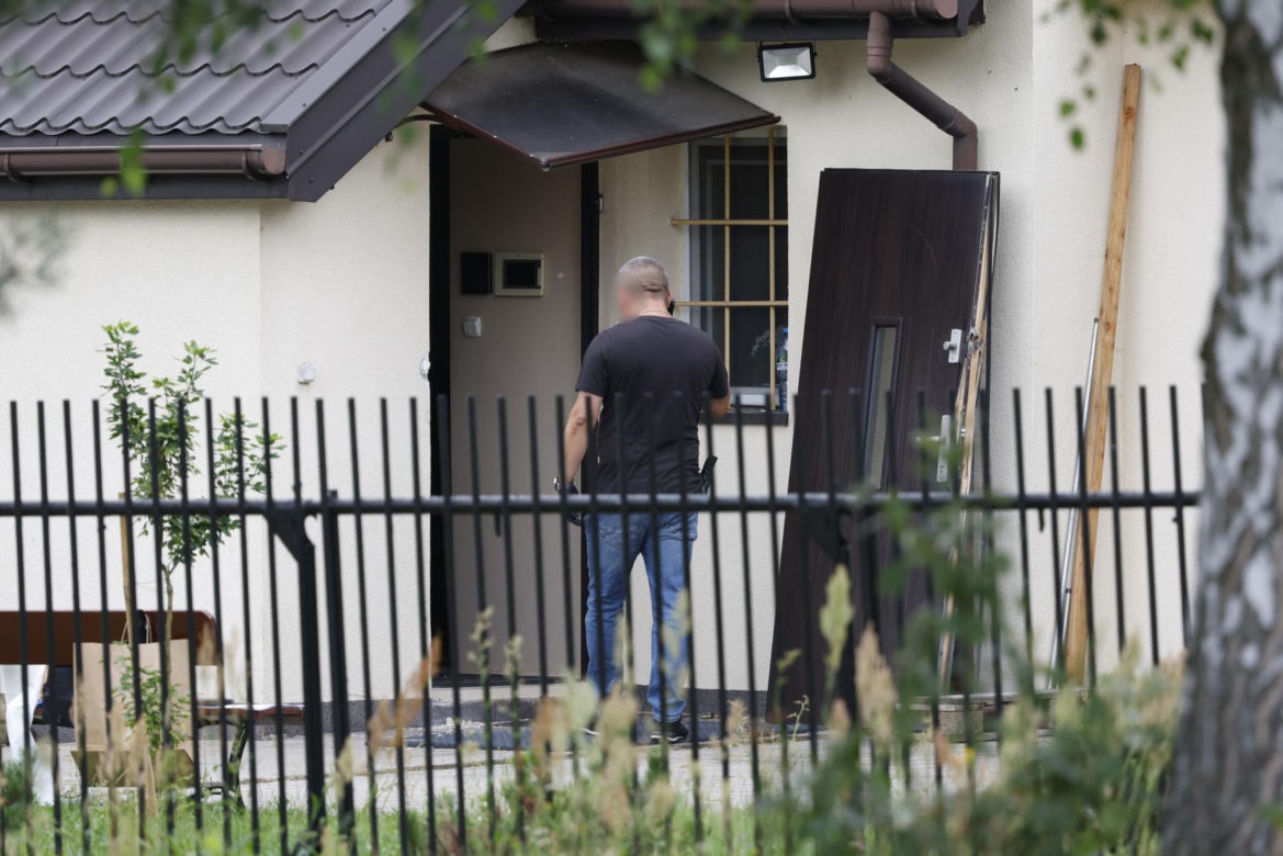 Zbrodnia pod Grójcem. Ksiądz przyznał się do zabójstwa. Policja przeszukała plebanię [ZDJĘCIA]. Kontener: Warszawa