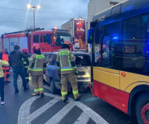 Drogowa masakra na Ochocie. Kobietę wyrzuciło z samochodu na ulicę