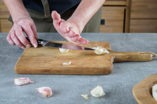 Obieranie czosnku w 10 sekund? Ten prosty trik naprawdę działa