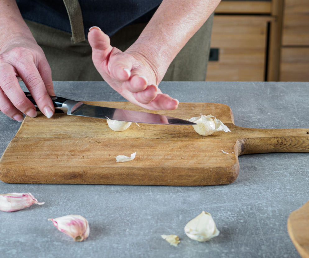 Obieranie czosnku w 10 sekund? Ten prosty trik naprawdę działa