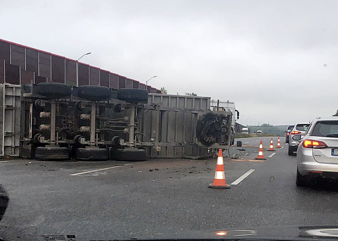 Wypadek na autostradzie A4. TIR wywrócił się na drogę po wypadku