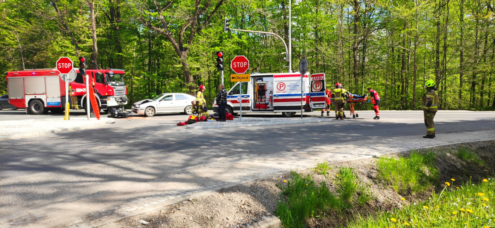 Poważny wypadek nieopodal Warszawy. Motocyklista runął na ziemię po zderzeniu z autem