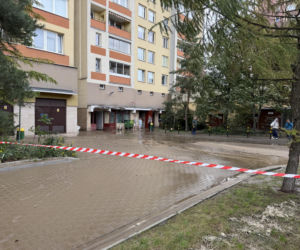 Samochod wpadł do zapadliska. Awaria wodociągowa na Bielanach