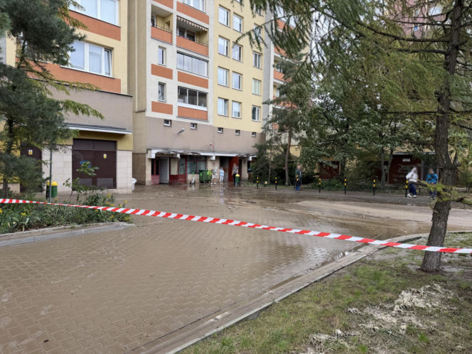 Samochod wpadł do zapadliska. Awaria wodociągowa na Bielanach