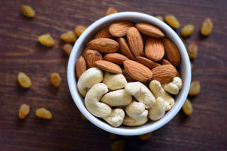 Migdały kontra orzechy nerkowca. Które są zdrowsze dla serca i metabolizmu?