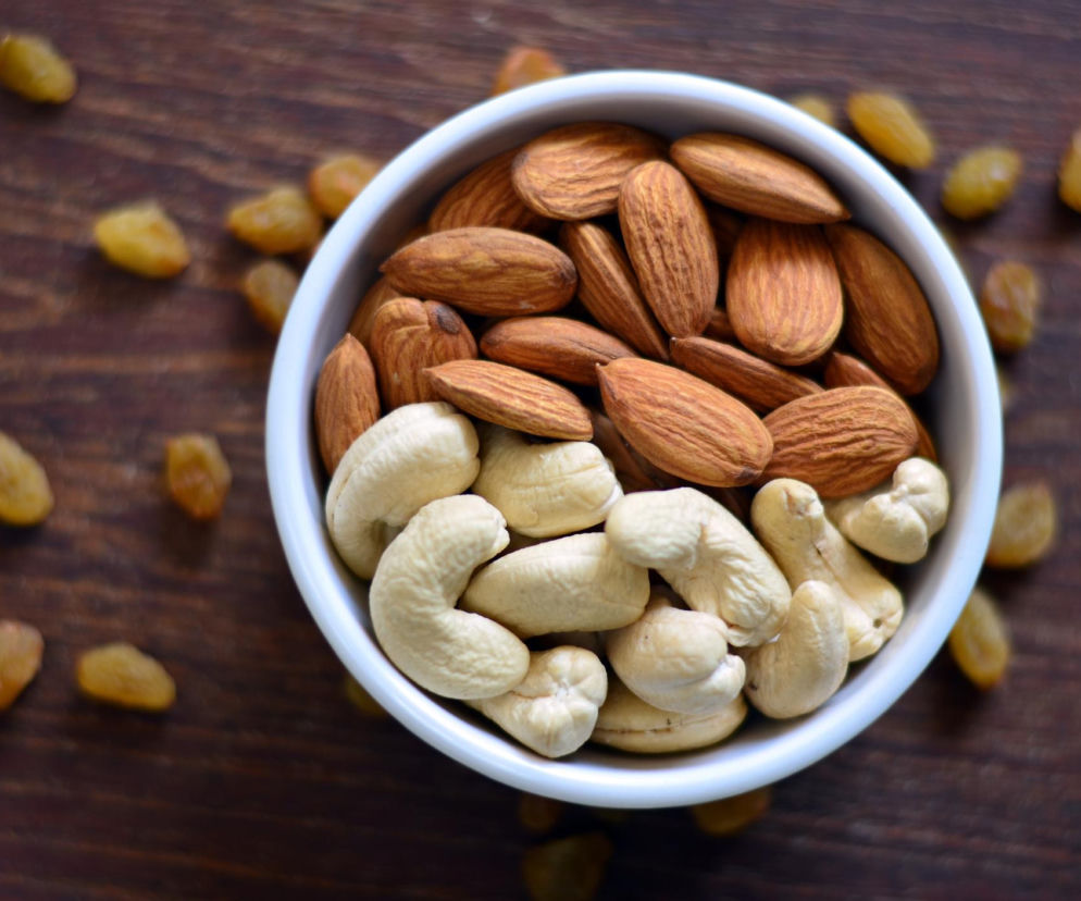 Migdały kontra orzechy nerkowca. Które są zdrowsze dla serca i metabolizmu?