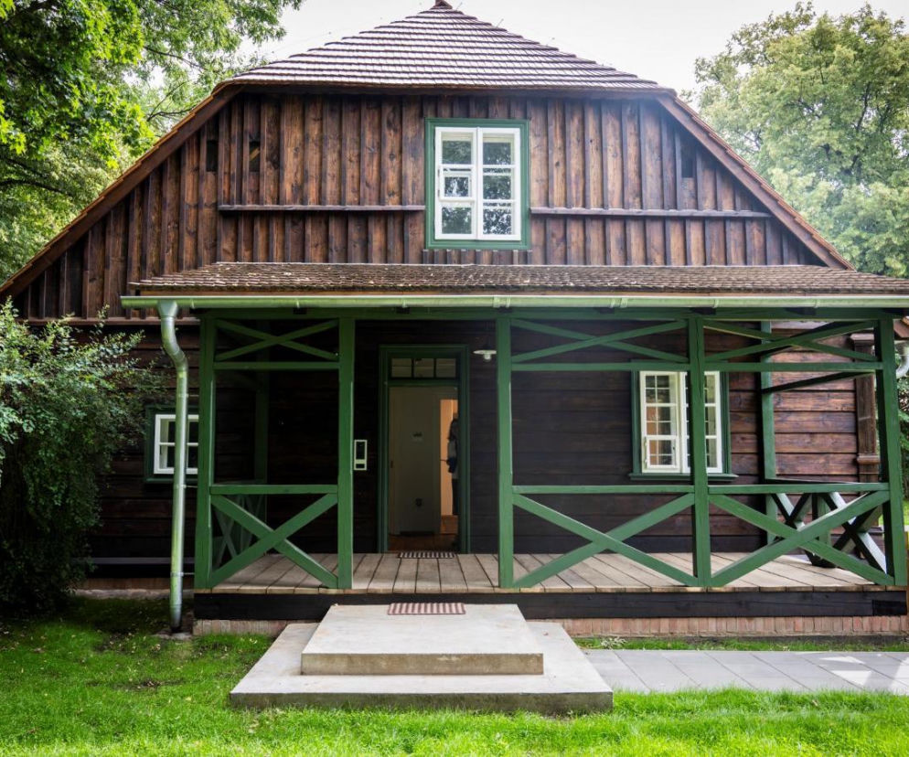 Zabytkowa drewniana leśniczówka w Lesie Kabackim z zielonym tarasem. O jej modernizacji przeczytasz na Architektura.