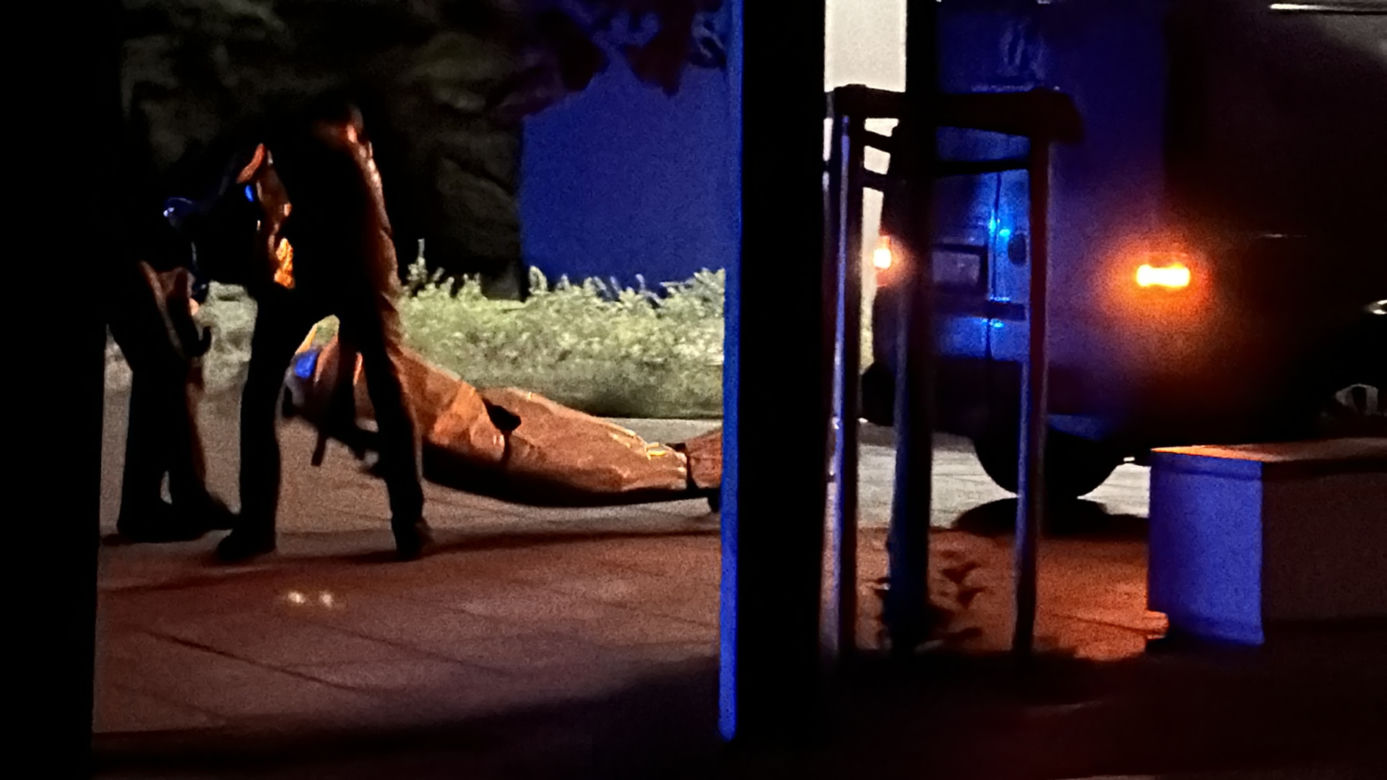 Nagi mężczyzna wszedł na dach budynku i rzucał cegłami w mieszkańców. Chwilę później skoczył. Zginął na miejscu