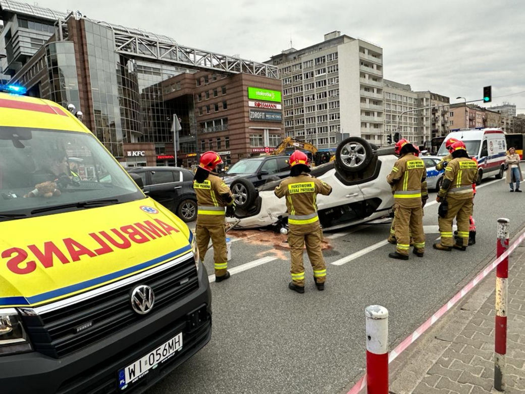 Zderzenie czterech aut na Mokotowie. Toyota wylądowała na dachu!