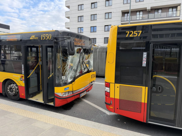 Zderzenie autobusów w Warszawie. Odłamki szyby posypały się na siedzenia, jedna osoba trafiła do szpitala