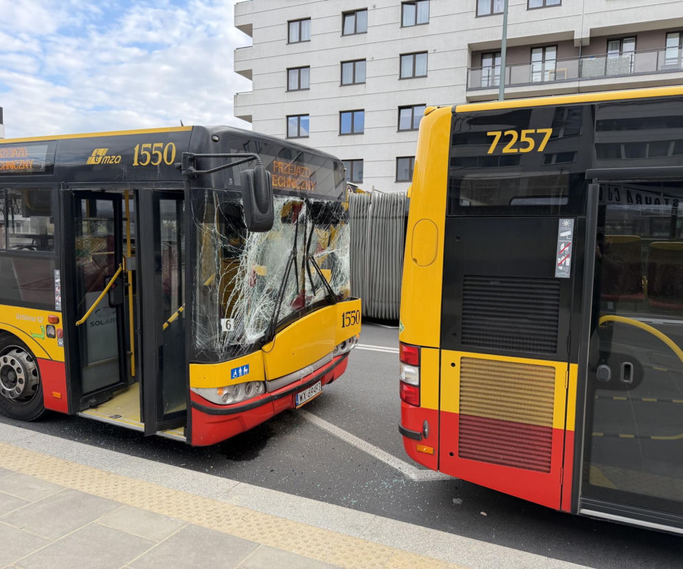 Zderzenie autobusów w Warszawie. Pękły szyby, jedna osoba w szpitalu