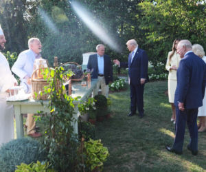 Król Karol i królowa Kamila u Trumpów. Melania dała im herbatę, a potem pokazała pasiekę w kształcie Białego Domu