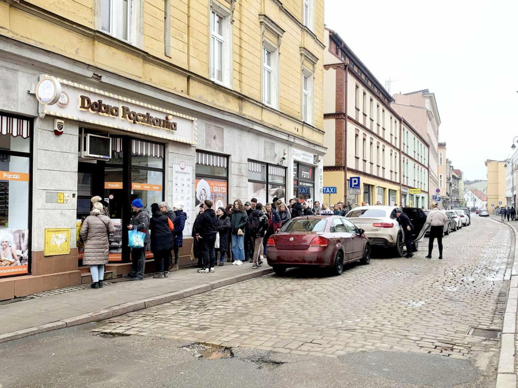 Bydgoszczanie stoją w kolejkach po pączki. Te z powidłami i konfiturą różaną wygrywają!