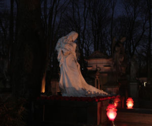 Tak wyglądają Powązki wieczorem. Zachwycające zdjęcia warszawskiej nekropolii