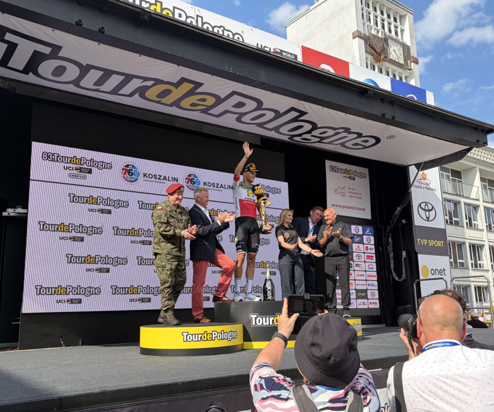 Kolarz Jonathan Milan na podium w Koszalinie po 1. etapie Tour de Pologne. O wynikach przeczytasz na SE Supersport.