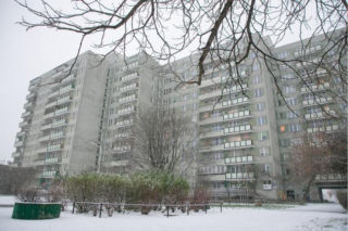 Horror na Bródnie! PSYCHOPATA terroryzuje cały blok. Straszy i obmacuje dzieci [WIDEO]