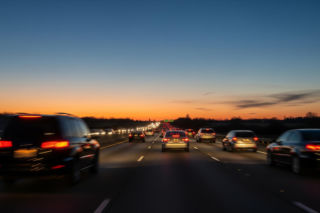 Niebezpieczne zdarzenie na A8. Jak kierowca lawety uniknął katastrofy?