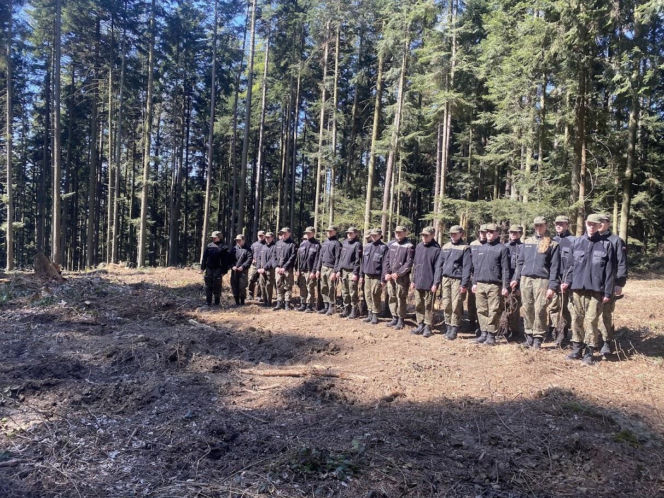 Strażnicy Graniczni sadzili drzewa z okazji 35-lecia swojej formacji