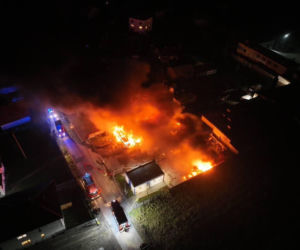 Potężny pożar zakładu pod Krakowem. Spłonęły autobusy i ciągnik rolniczy