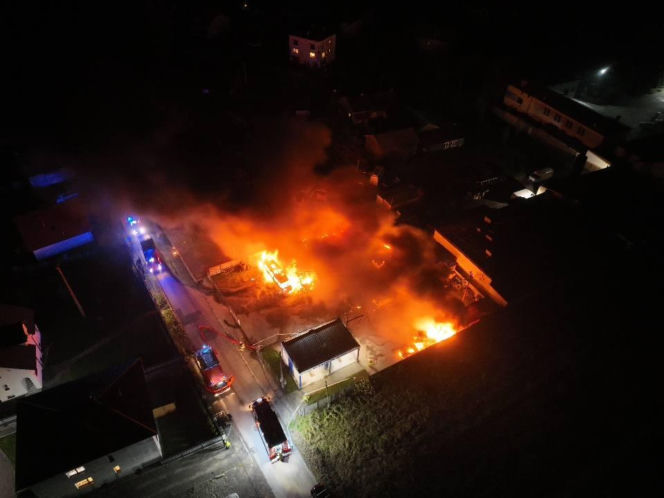 Potężny pożar zakładu pod Krakowem. Spłonęły autobusy i ciągnik rolniczy