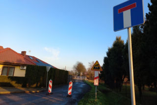 Samochodem już nie przejedziesz. Zmiany na przejeździe kolejowym przy Dąbrówki w Lesznie [ZDJĘCIA]