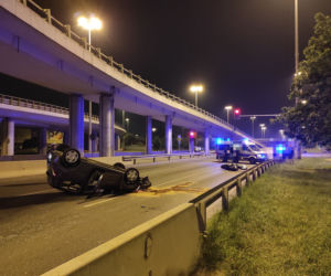 Koszmarna śmierć motocyklisty na Białołęce. Motocykl wyleciał w powietrze, samochód dachował [ZDJĘCIA]