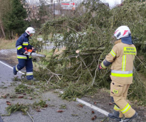 Wichury w Małopolsce. Uszkodzony dach kościoła. Kilkaset interwencji strażaków