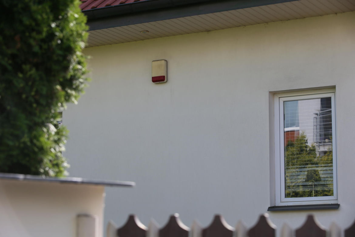 Dramat w Warszawie. Alarm w domu wyje od rana. Służby bezradnie rozkładają ręce