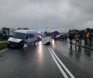 Wielogłowy. Wypadek na DK 75! Siła uderzenia urwała koło w samochodzie