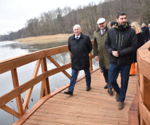 Pomost w Szczuplinach oficjalnie otwarty! Jezioro Rumian można podziwiać z drewnianej wieży [ZDJĘCIA]