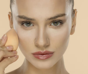 Podkład wygląda źle? To nie wina kosmetyku. Sprawdź, czy nie popełniasz tego błędu przy nakładaniu