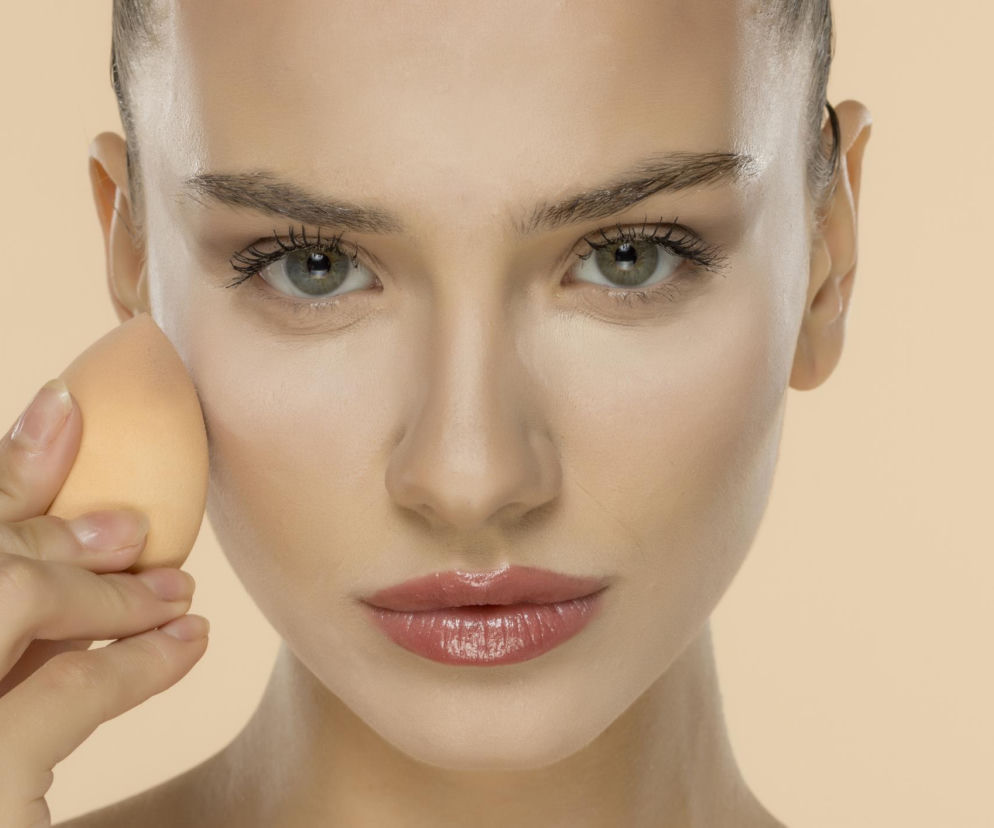 Podkład wygląda źle? To nie wina kosmetyku. Sprawdź, czy nie popełniasz tego błędu przy nakładaniu