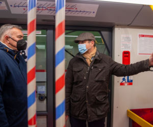 Świąteczne metro, choinka i ozdoby - tak wygląda podświetlona Warszawa 2021! [GALERIA]