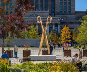 „Sobowtórka” - monumentalne, złote nożyce autorstwa VALIE EXPORT stanęły przed Muzeum Sztuki Nowoczesnej