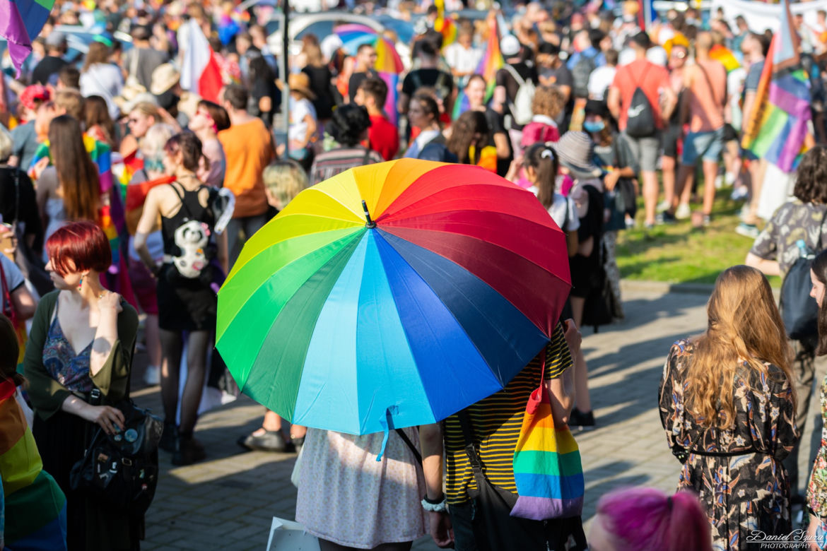 Marsz Równości w Krakowie - tłumy na wydarzeniu pod hasłem "Zaczerpnąć tchu".