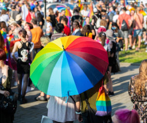 Marsz Równości w Krakowie - tłumy na wydarzeniu pod hasłem Zaczerpnąć tchu.