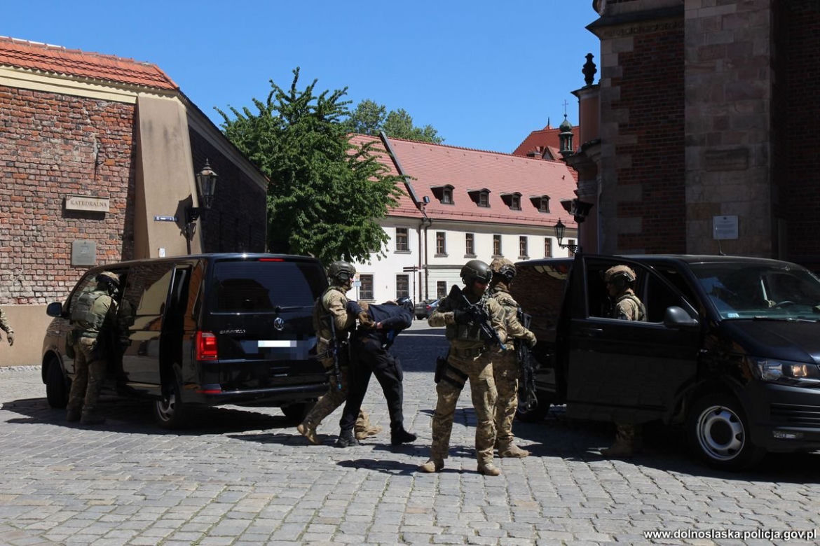 Brawurowa akcja kontrterrorystów na Ostrowie Tumskim. Odbijali zakładników z katedry 