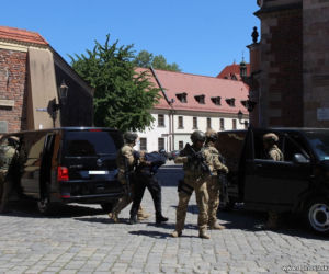Brawurowa akcja kontrterrorystów na Ostrowie Tumskim. Odbijali zakładników z katedry 