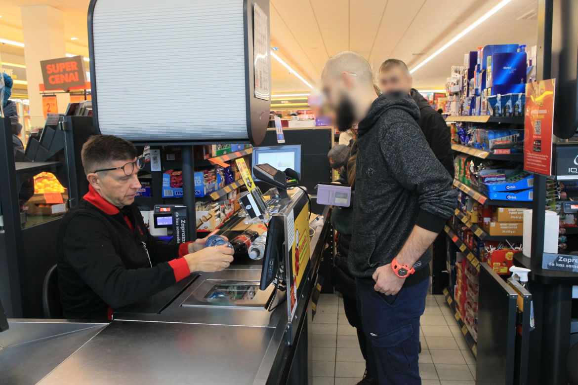 Ryszard Petru na kasie w Biedroonce