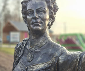 Nowa perełka Świętokrzyskiego. Posągi królów Polski obok legendarnego Dębu Bartka