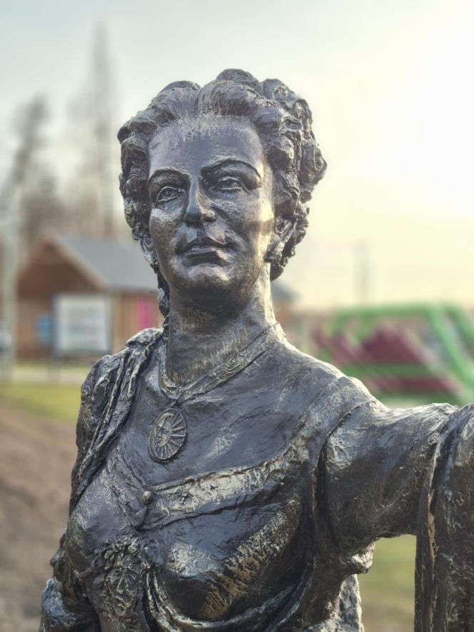 Nowa perełka Świętokrzyskiego. Posągi królów Polski obok legendarnego Dębu Bartka