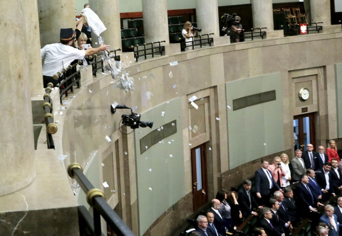 Klaudia Jachira rzuca pieniędzmi w Sejmie