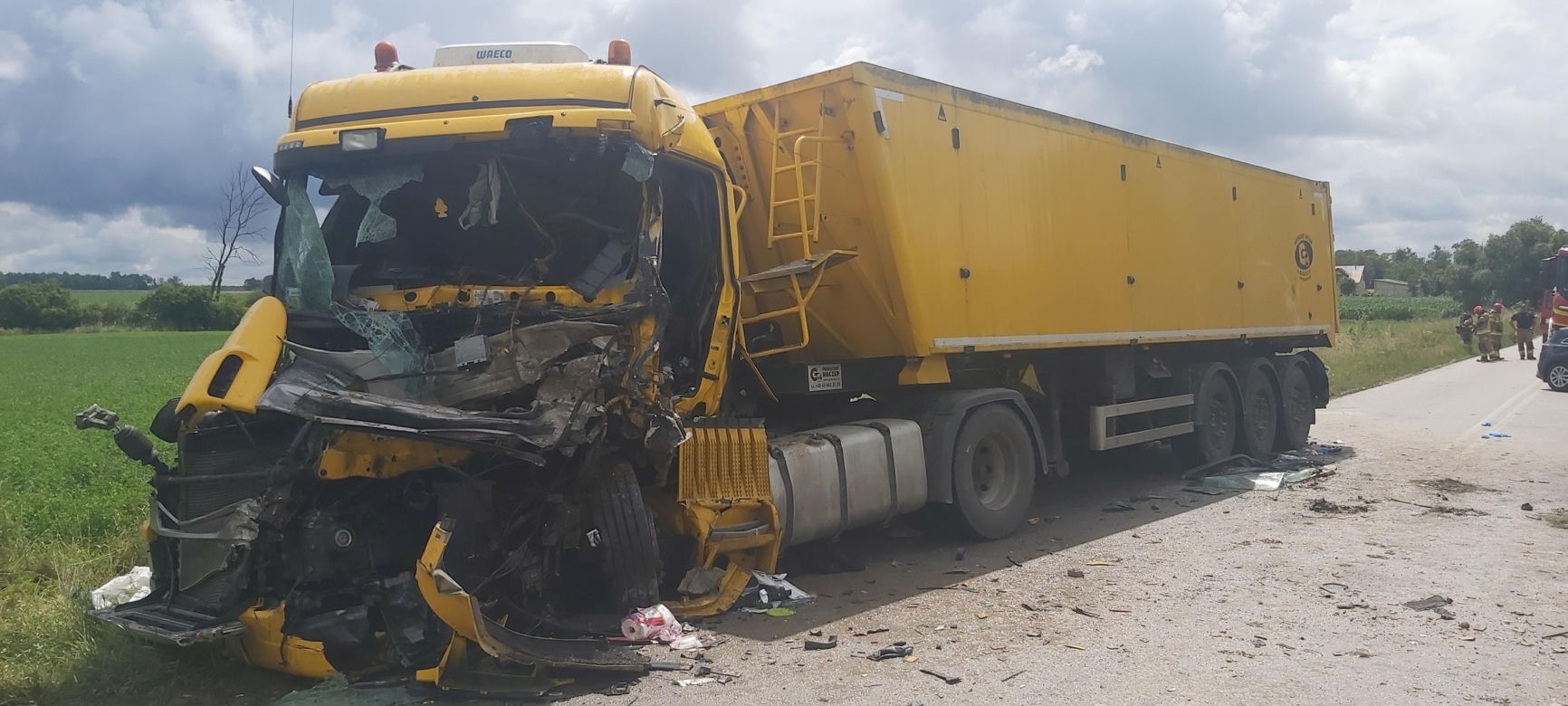 Dwie ciężarówki roztrzaskały się na drodze. Kierowca Scanii nie miał szans