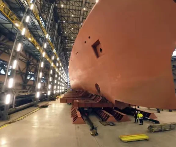 Wicher hula po hali kadłubowej. W kwietniu nadciągnie Huragan